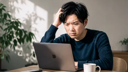 防犯カメラの設置に失敗して悩む男性