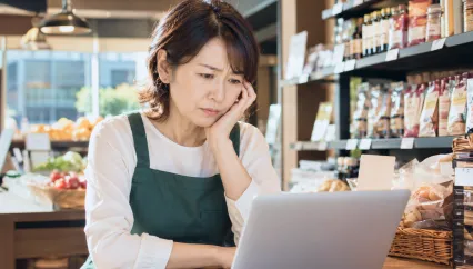 店舗管理に悩む女性