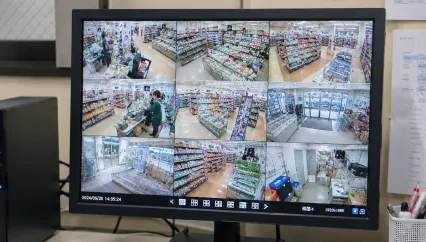 複数の防犯カメラ映像を表示する監視モニター