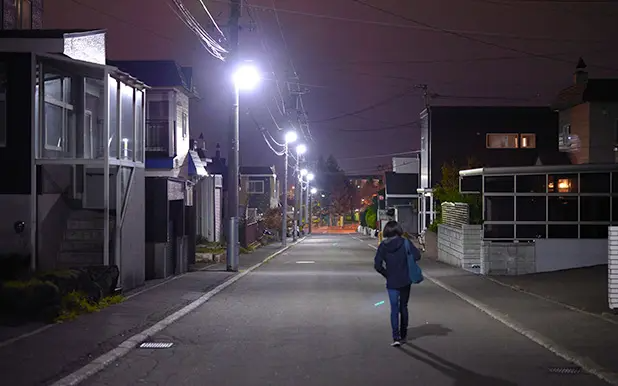 街灯が少ない通り道で夜間の防犯を強化