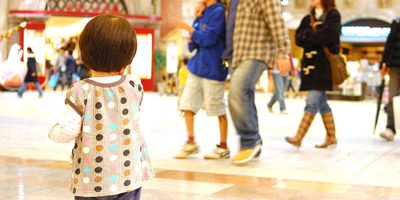 テーマパークでの迷子対策として