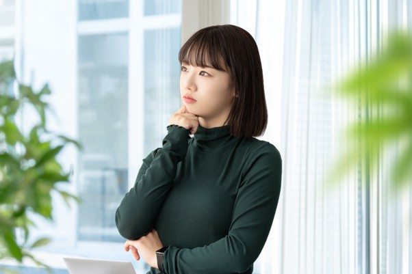 不法投棄をどうしようか悩む女性