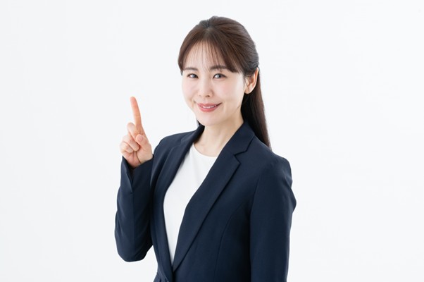 不法投棄対策と防犯カメラの4つの活用ポイントを教える女性
